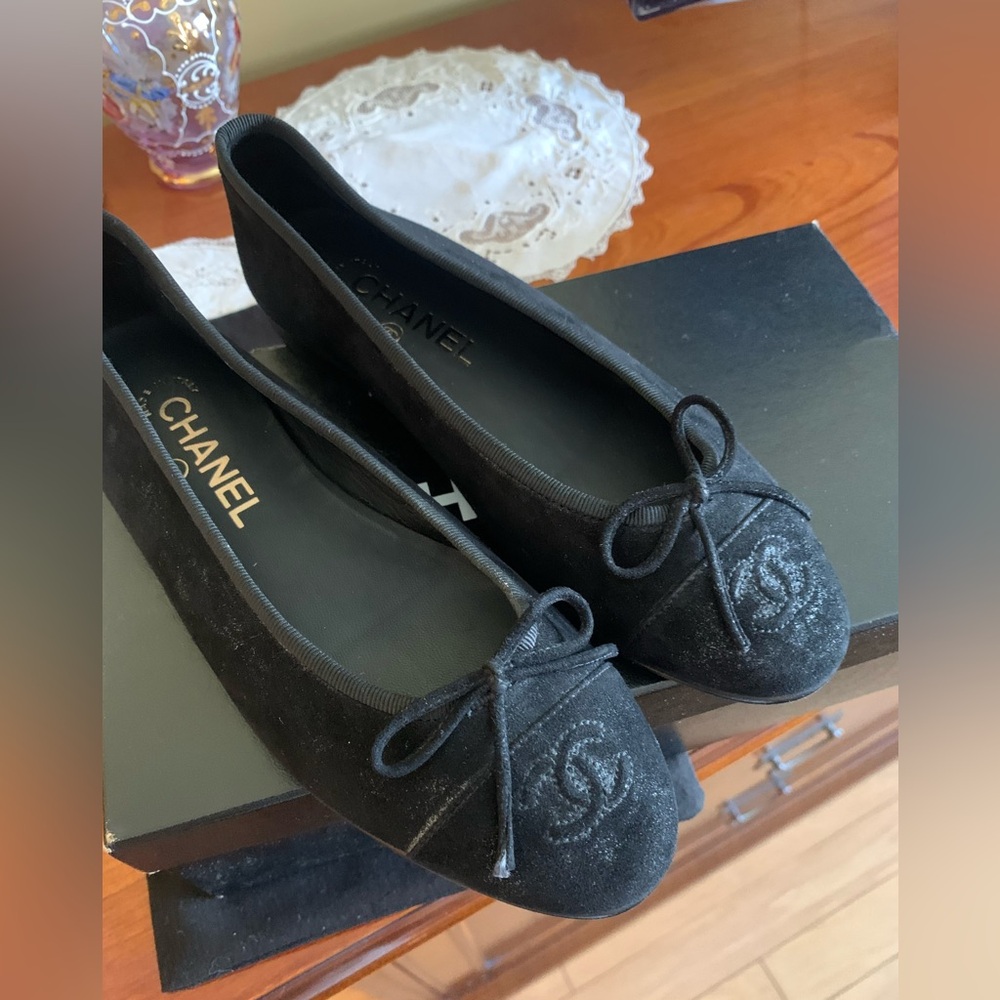 CHANEL Black Flats with Bow Detail - Picture 7 of 9